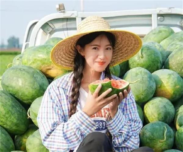 抖音网红麦小登个人资料简介,拖拉机女孩麦小登怎么火了-3 抖音网红麦小登个人资料简介,拖拉机女孩麦小登怎么火了