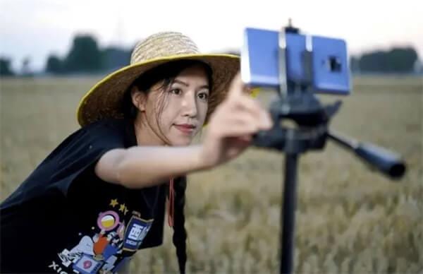 抖音网红麦小登个人资料简介,拖拉机女孩麦小登怎么火了-1 抖音网红麦小登个人资料简介,拖拉机女孩麦小登怎么火了