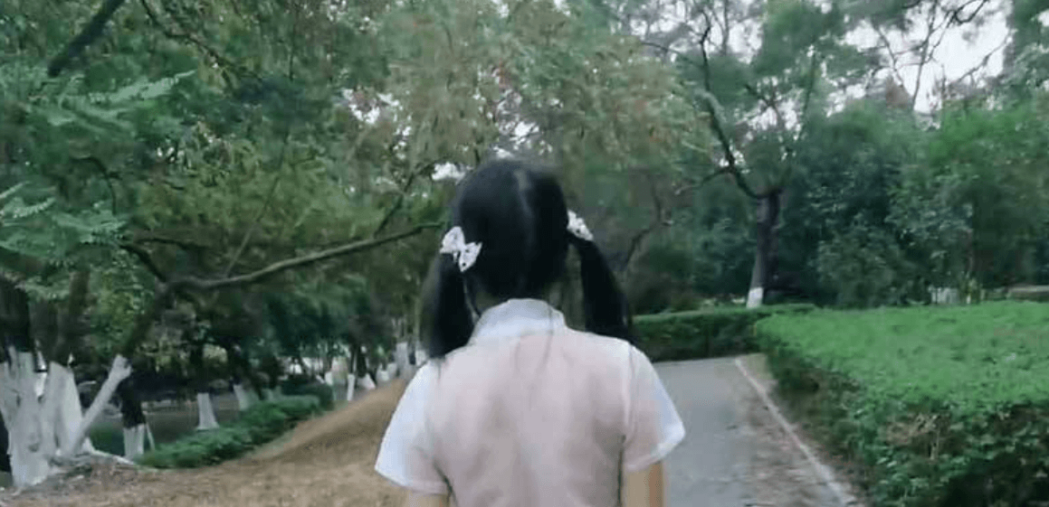 twitter网红冯珊珊公园任务视频是什么梗,透明JK装逛公园凉亭-1 twitter网红冯珊珊公园任务视频是什么梗,透明JK装逛公园凉亭