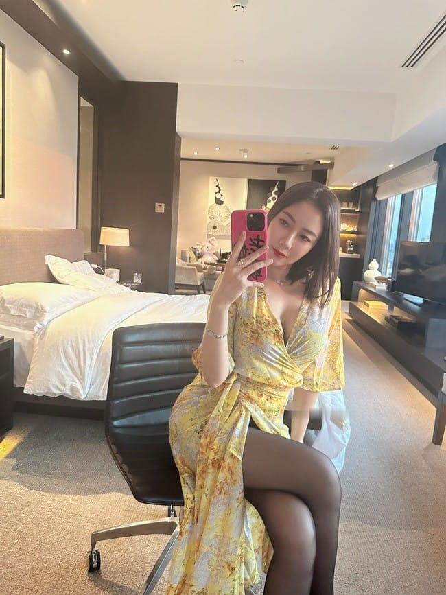 [微密圈]果儿Victoria –黄色战袍[23P-27M]