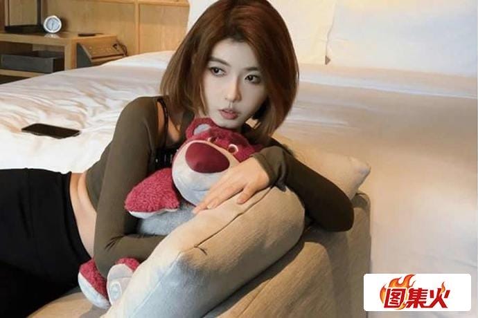 聂小雨黑色皮衣3分25秒吃鸡视频哪里可以看？多人运动是什么内容？