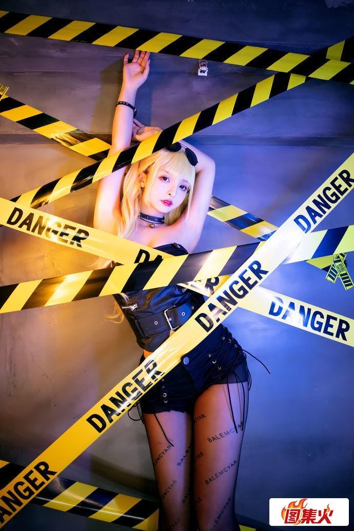 p9z0r 斗鱼主播神楽坂真冬胶袜作品 居然让粉丝直接上手而欲罢不能