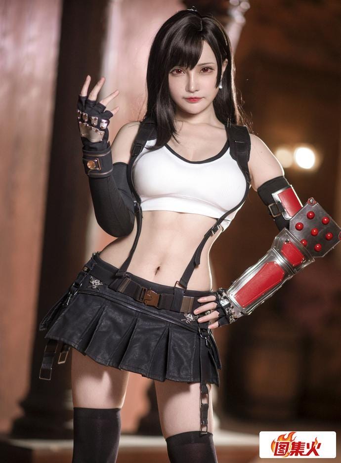 大陆萌主千夜未来是不是整过？她的圣旦服图集是卖的吗?