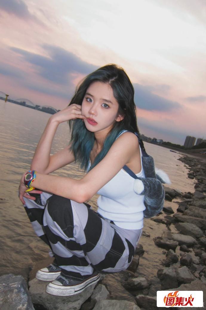 zstjv 井川里予和别人打扑克牌的视频在哪里能找到?她是怎么火起来的?