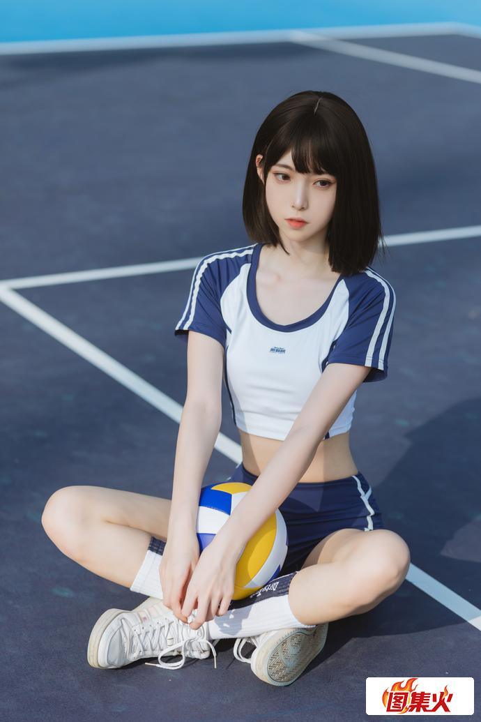 超级养眼！许岚LAN夏日运动服化身迷人动感的足球宝贝