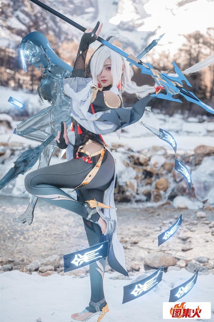 如月灰超绝申鹤Cosplay，冻上雪山也要还原完美角色！