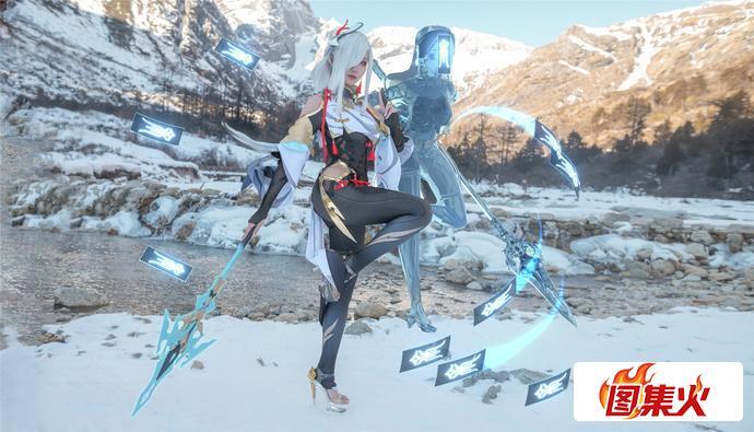如月灰超绝申鹤Cosplay，冻上雪山也要还原完美角色！