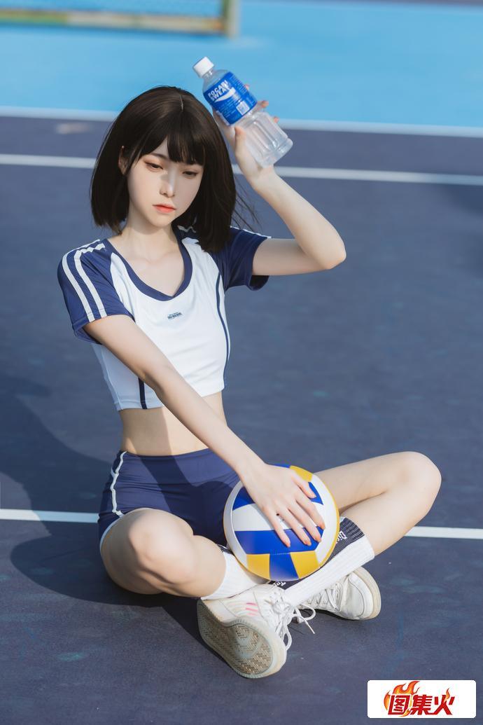 超级养眼！许岚LAN夏日运动服化身迷人动感的足球宝贝