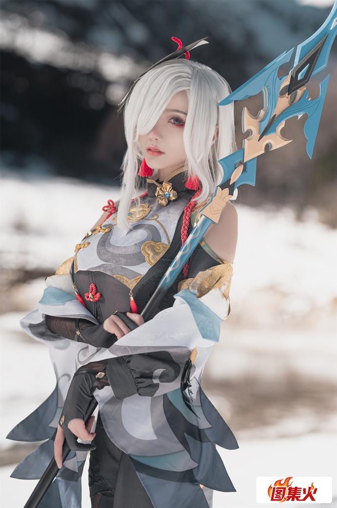 如月灰超绝申鹤Cosplay，冻上雪山也要还原完美角色！