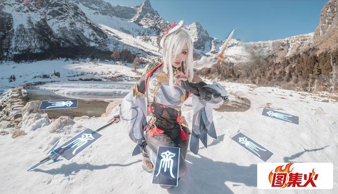 如月灰超绝申鹤Cosplay，冻上雪山也要还原完美角色！