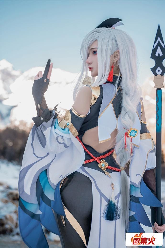 如月灰超绝申鹤Cosplay，冻上雪山也要还原完美角色！