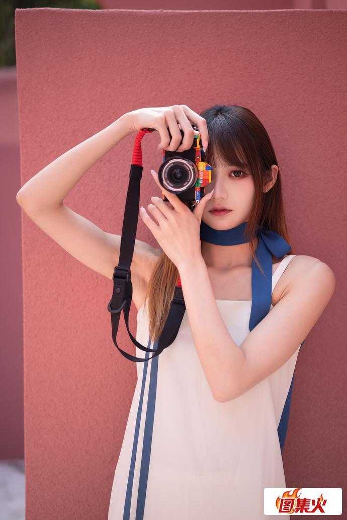 超级可爱！兔子Zzz不吃胡萝卜感受阳光少女的魅力