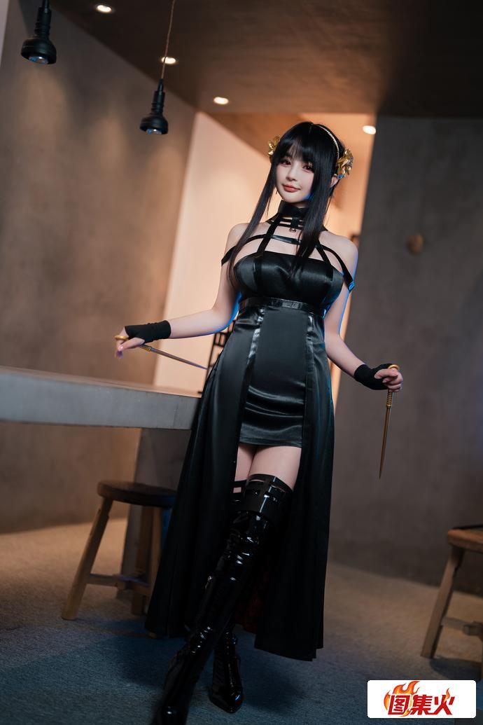 7x7b7 千变万化!樱井宁宁约尔太太英姿飒爽 黑色连衣裙与金色发簪的魔力