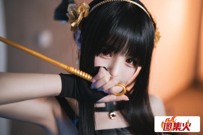 8kqle 千变万化!樱井宁宁约尔太太英姿飒爽 黑色连衣裙与金色发簪的魔力