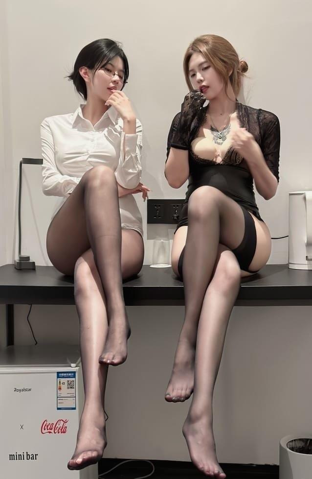 [微密圈]鱼神&#038;银紫 – 姐妹成双 [15P1V-164M]