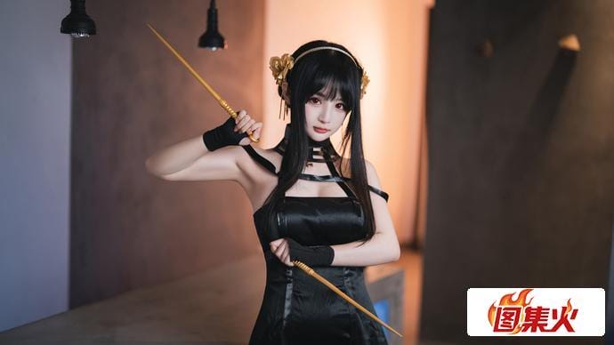 zehuh 千变万化!樱井宁宁约尔太太英姿飒爽 黑色连衣裙与金色发簪的魔力