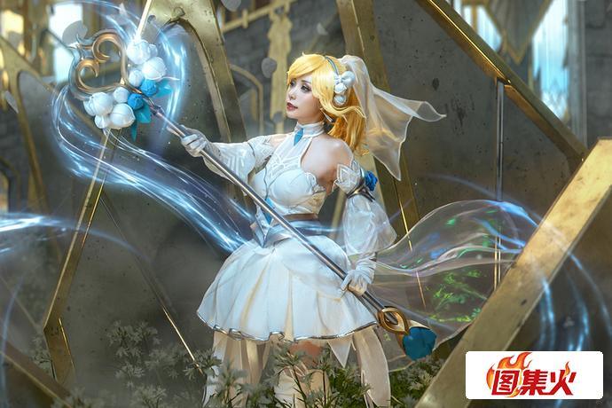 hki6z 激情Cosplay爆机少女喵小吉 用独特惊艳的角度征服男粉的女菩萨