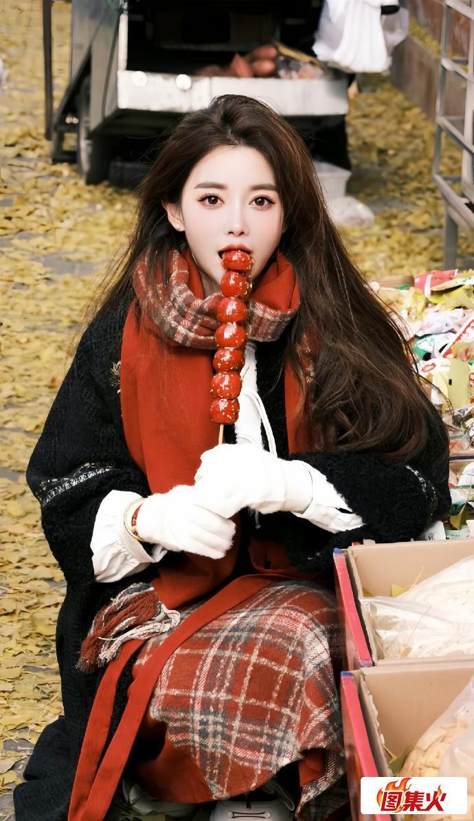 2hj0l 闪耀网络的微密女神猪小七:活力四射的95后街拍女神