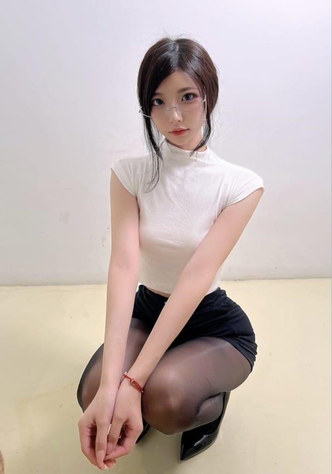 [微密圈]陈妮妮 –诱惑的秘书 [14P-22M]