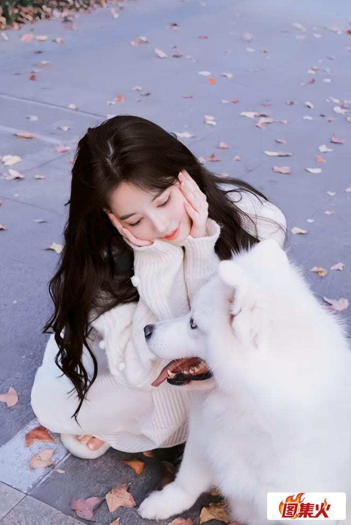 gu126 闪耀网络的微密女神猪小七:活力四射的95后街拍女神