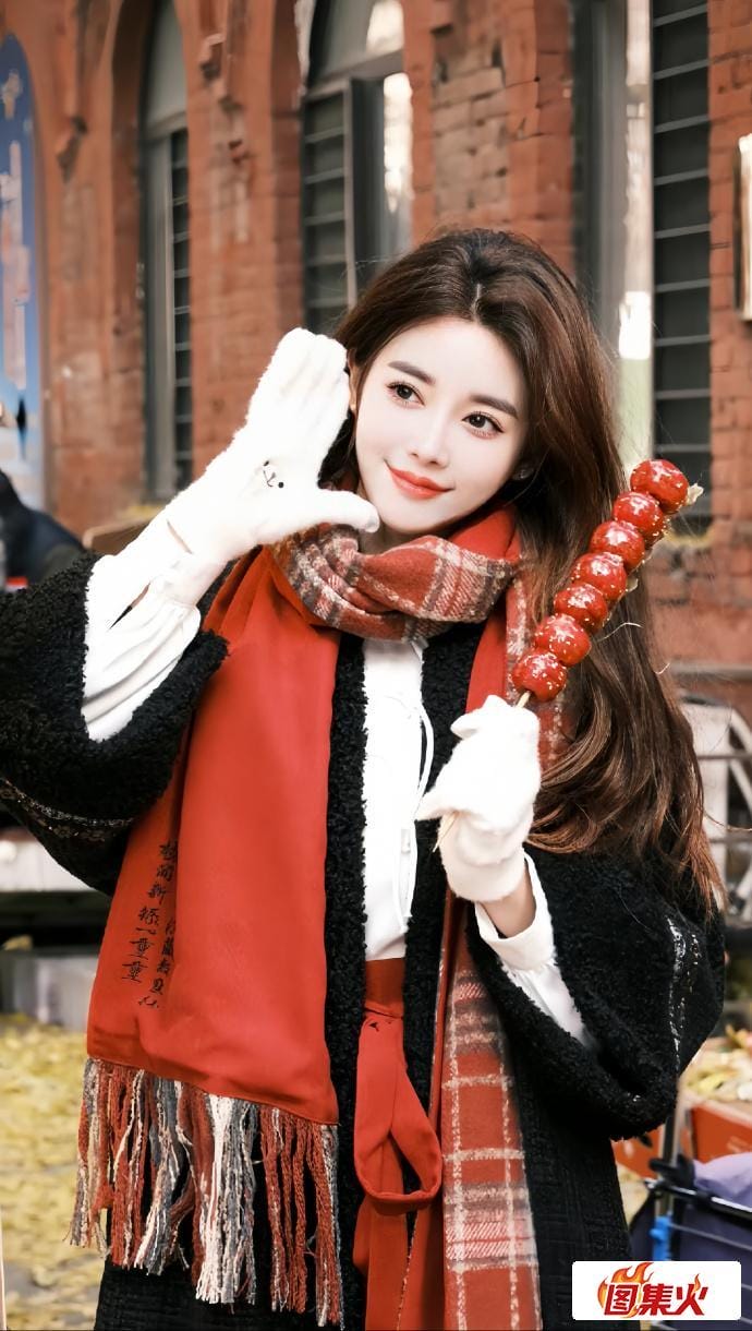 hugel 闪耀网络的微密女神猪小七:活力四射的95后街拍女神