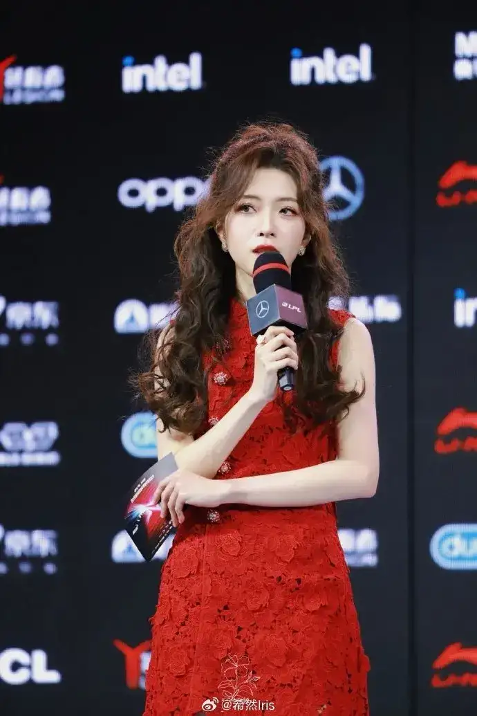 LOL女解说颜值排行榜:美貌与实力并存的电竞女神-1 LOL女解说颜值排行榜:美貌与实力并存的电竞女神