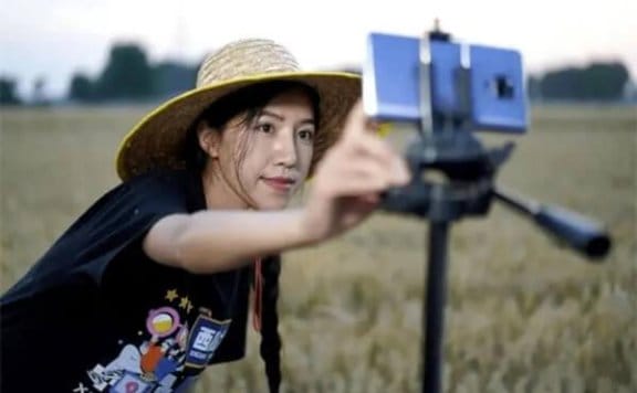 抖音网红麦小登个人资料简介,拖拉机女孩麦小登怎么火了