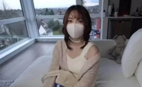 玩偶姐姐不带口罩照片，玩偶姐姐正脸摘下口罩的样子