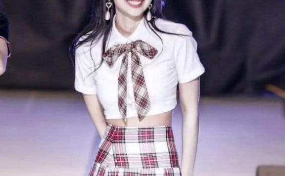 Jennie摔倒脸部受伤 解释是因为进行运动时不小心摔倒的