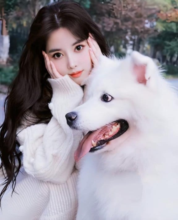 闪耀网络的微密女神猪小七:活力四射的95后街拍女神